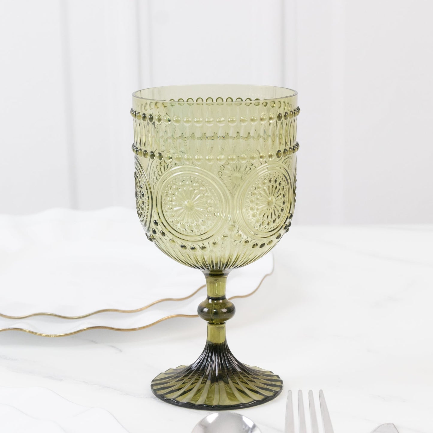 12 Pack Vintage Plastic Wine Goblets – 15oz Reusable Shatterproof Dusty Sage Green Embossed Floral Pattern Drinkware, Decorative Cups
