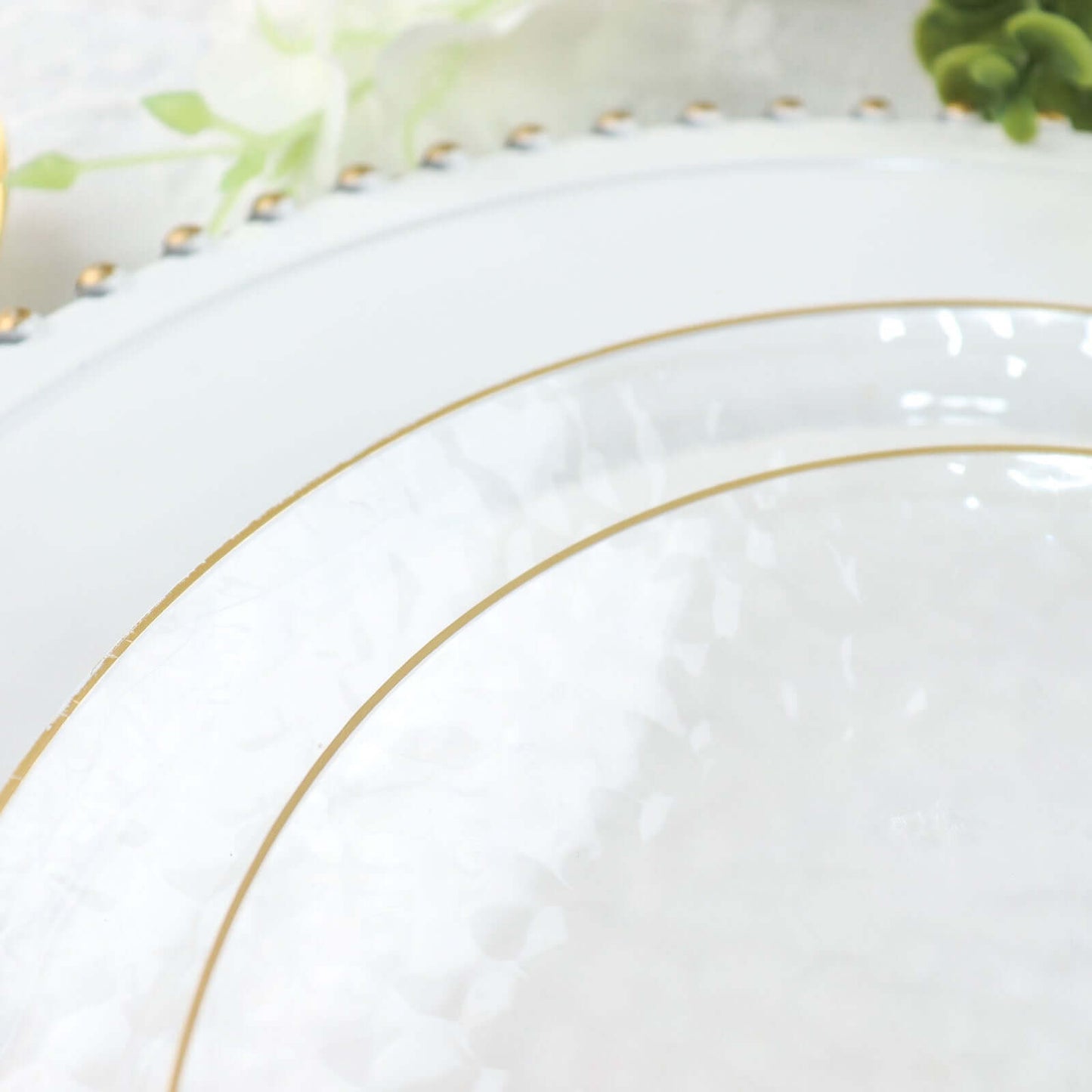 10-Pack Plastic 9" Round Dinner Plates in Clear Hammered Design with Gold Rim - Modern Disposable Party Plates for Events & Banquets