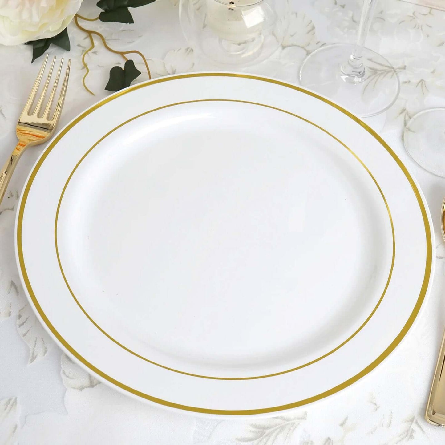 10-Pack Plastic Dinner Plates White with TrÃ¨s Chic Gold Rim - Perfect Disposable Party Plates 10"