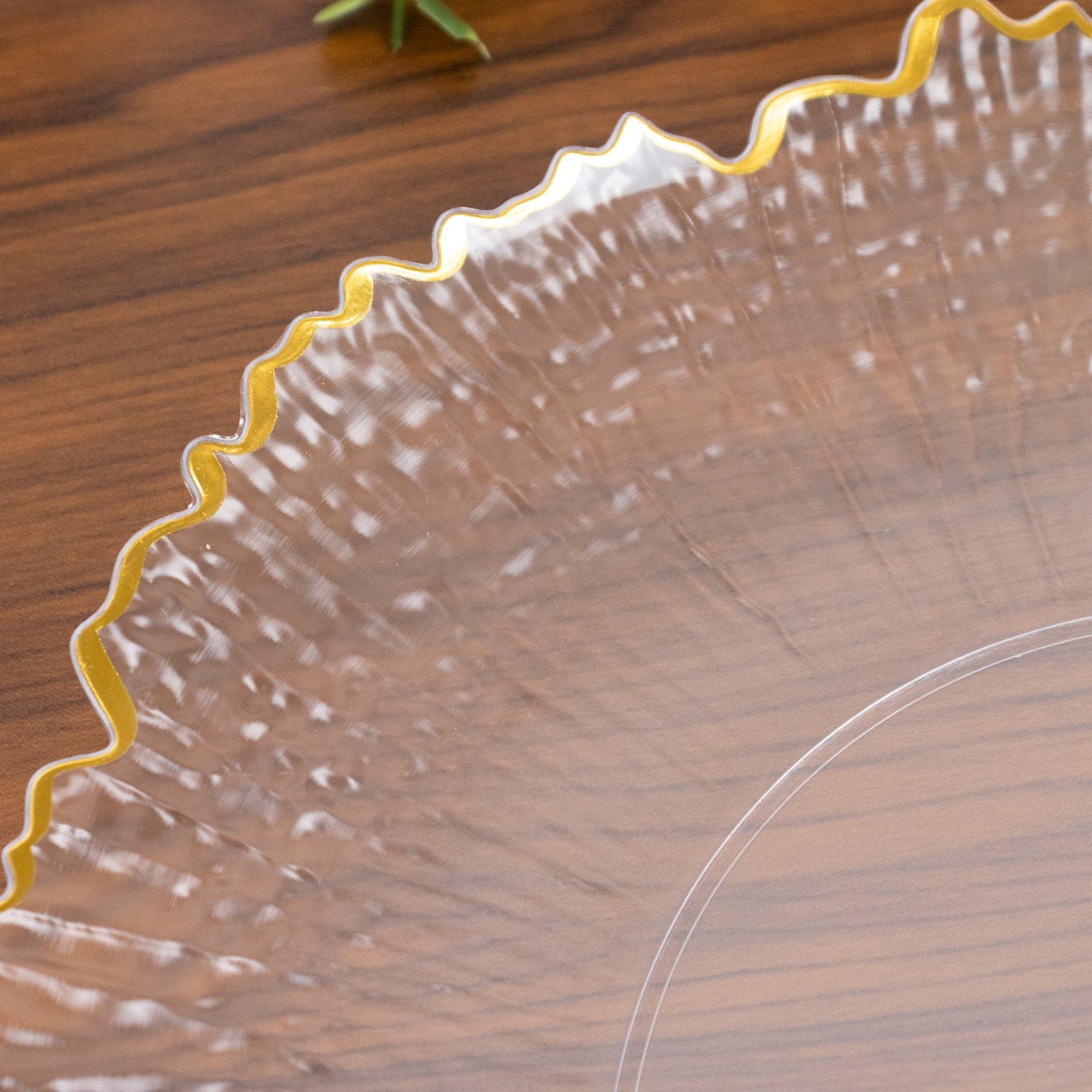 20 Pack 10" Plastic Dinner Plates â€“ Clear Reef Design with Gold Rim, Elegant Disposable Party Tableware