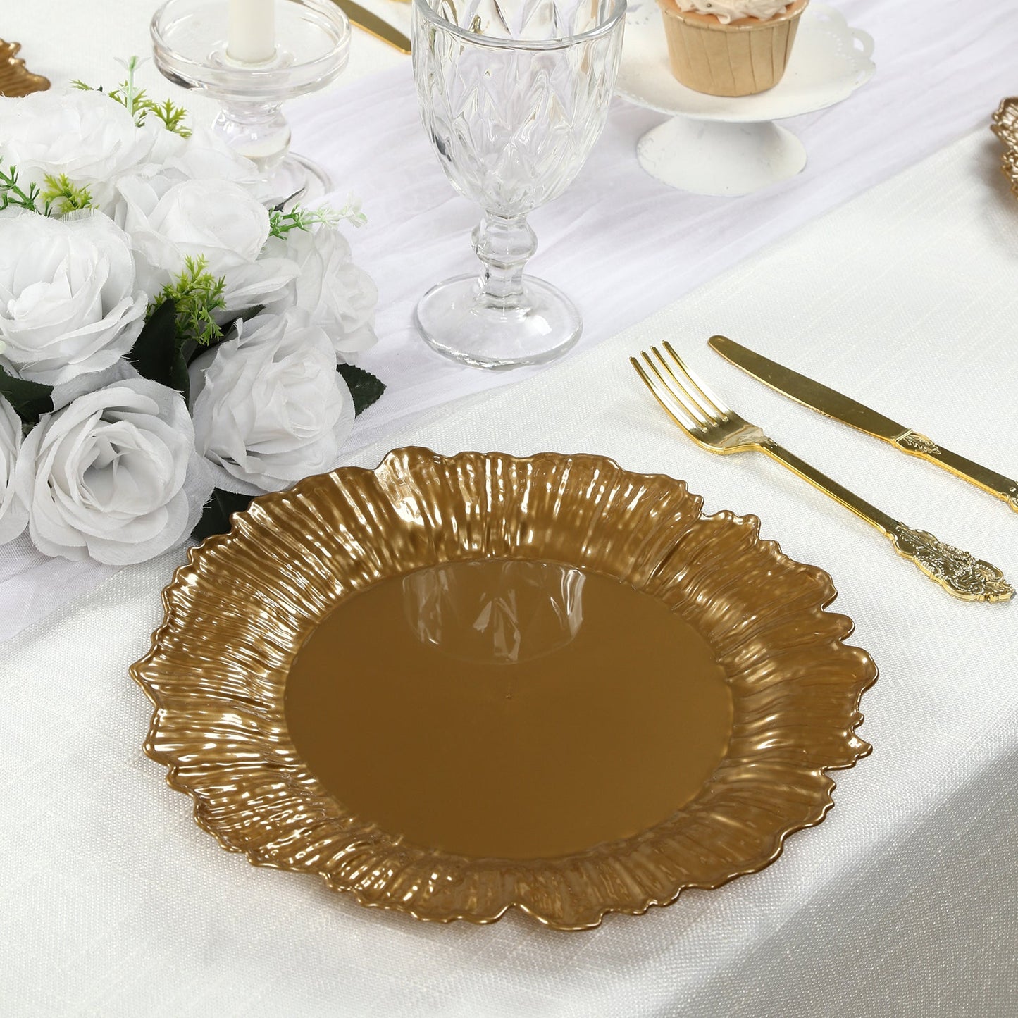 20-Pack 10" Plastic Dinner Plates â€“ Gold Reef Design Party Plates â€“ Elegant Disposable Tableware