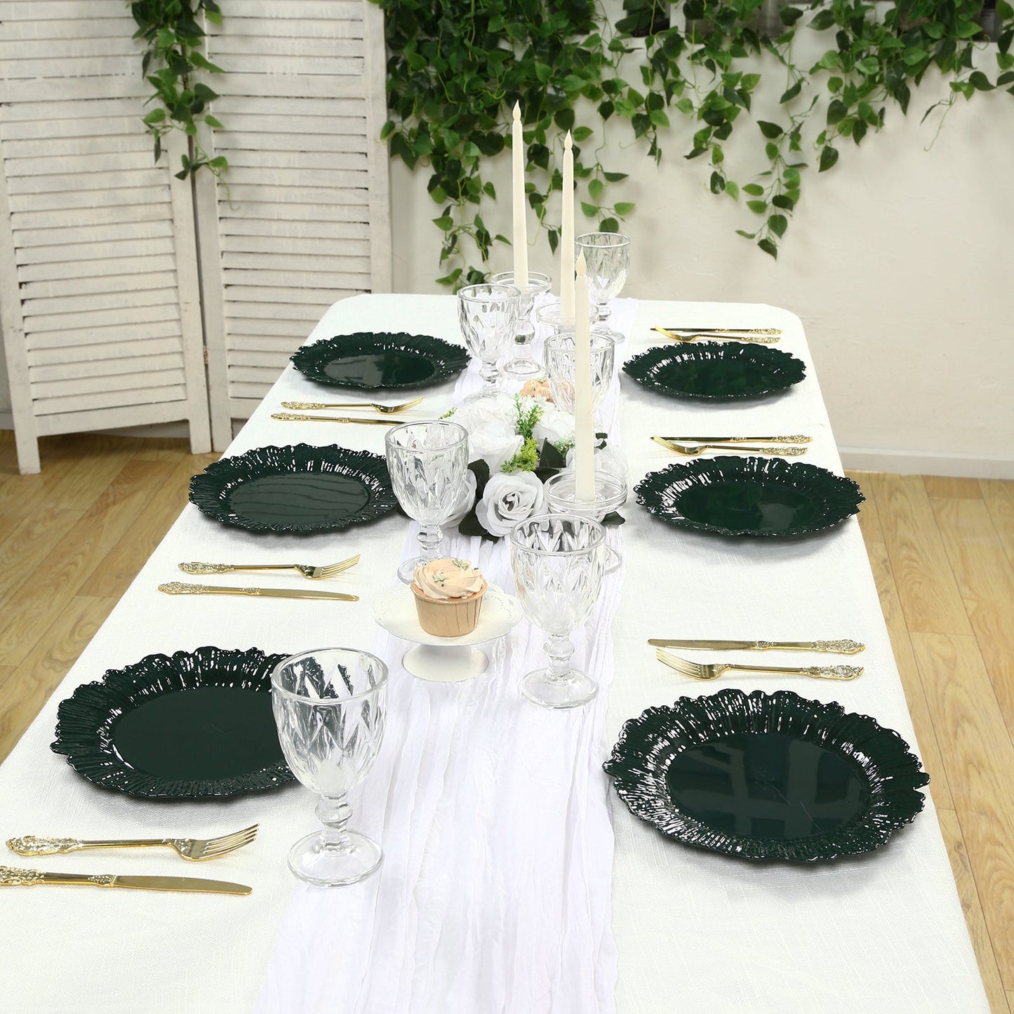 20-Pack 10" Plastic Dinner Plates â€“ Hunter Emerald Green Reef Design Party Plates â€“ Elegant Disposable Tableware