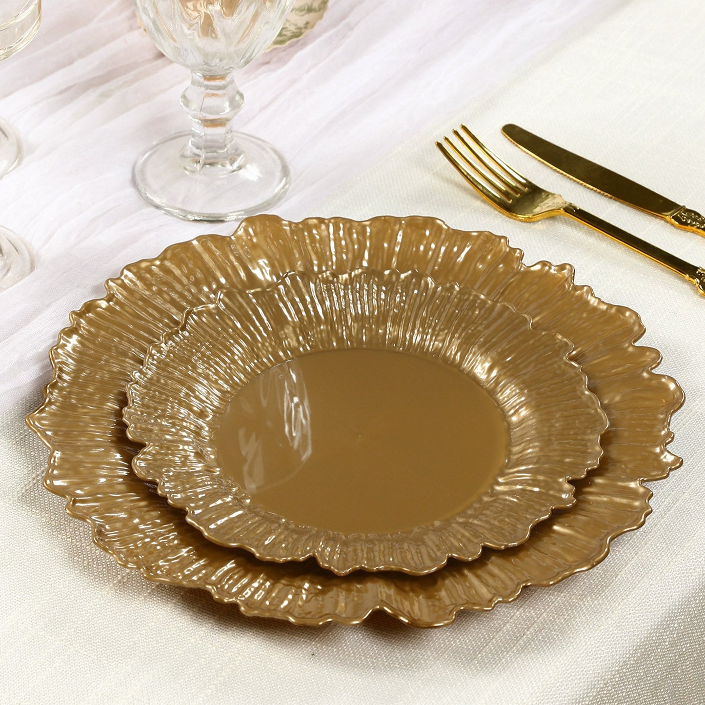20-Pack 7" Plastic Dessert Plates â€“ Gold Reef Design Appetizer Salad Party Plates â€“ Elegant Disposable Tableware