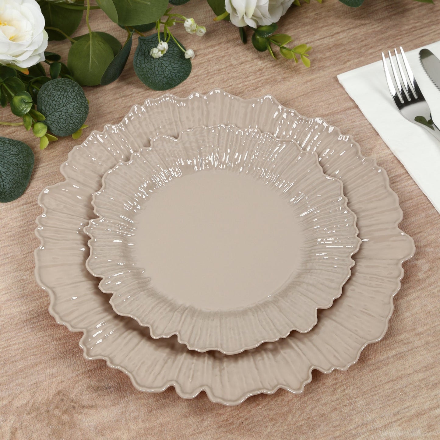 20-Pack 7" Plastic Dessert Plates â€“ Taupe Reef Design Appetizer Salad Party Plates â€“ Elegant Disposable Tableware