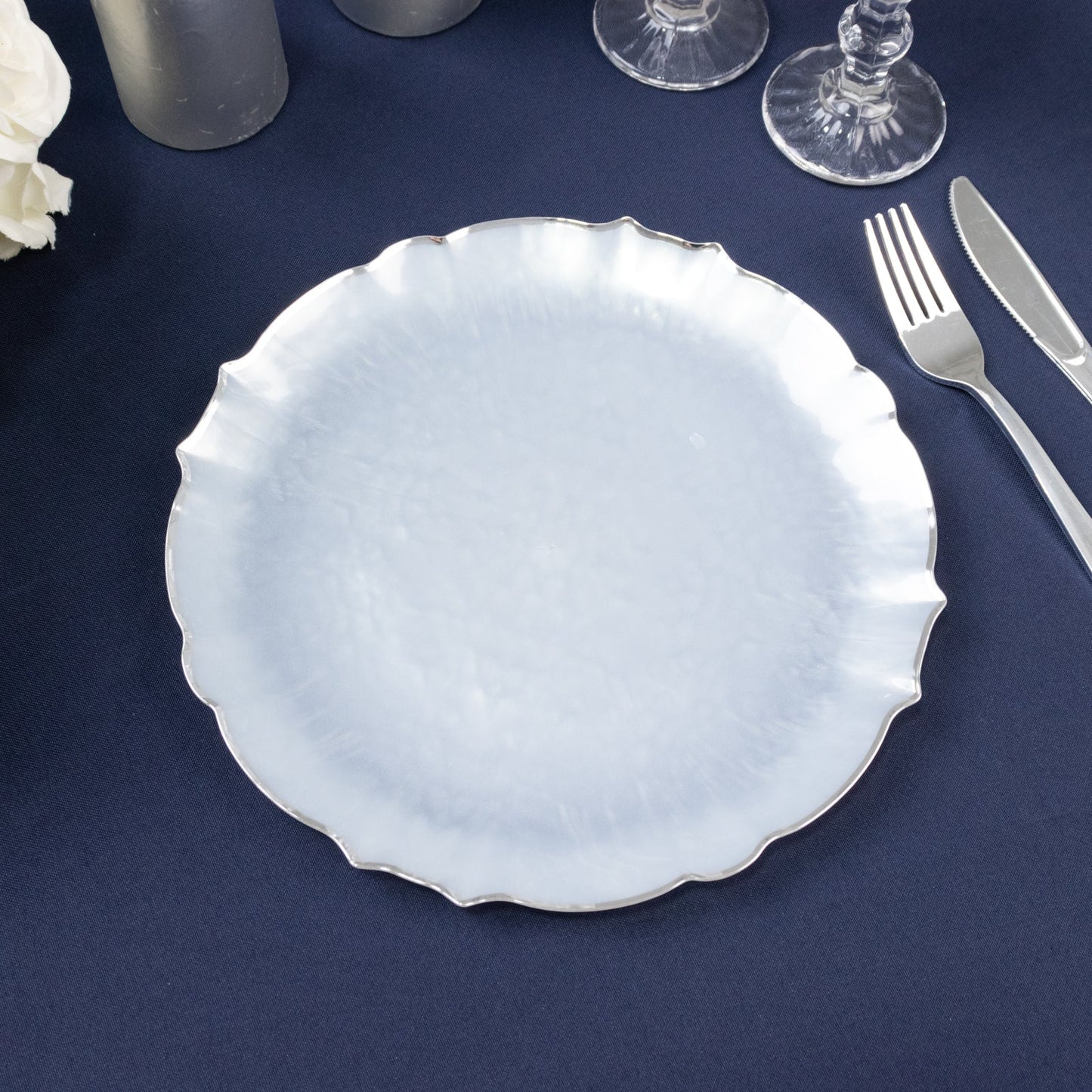 10-Pack Plastic 10" Round Dinner Plates in Pearl White Sunflower with Silver Scalloped Rim - Disposable Party Plates for Classy Events & Banquets