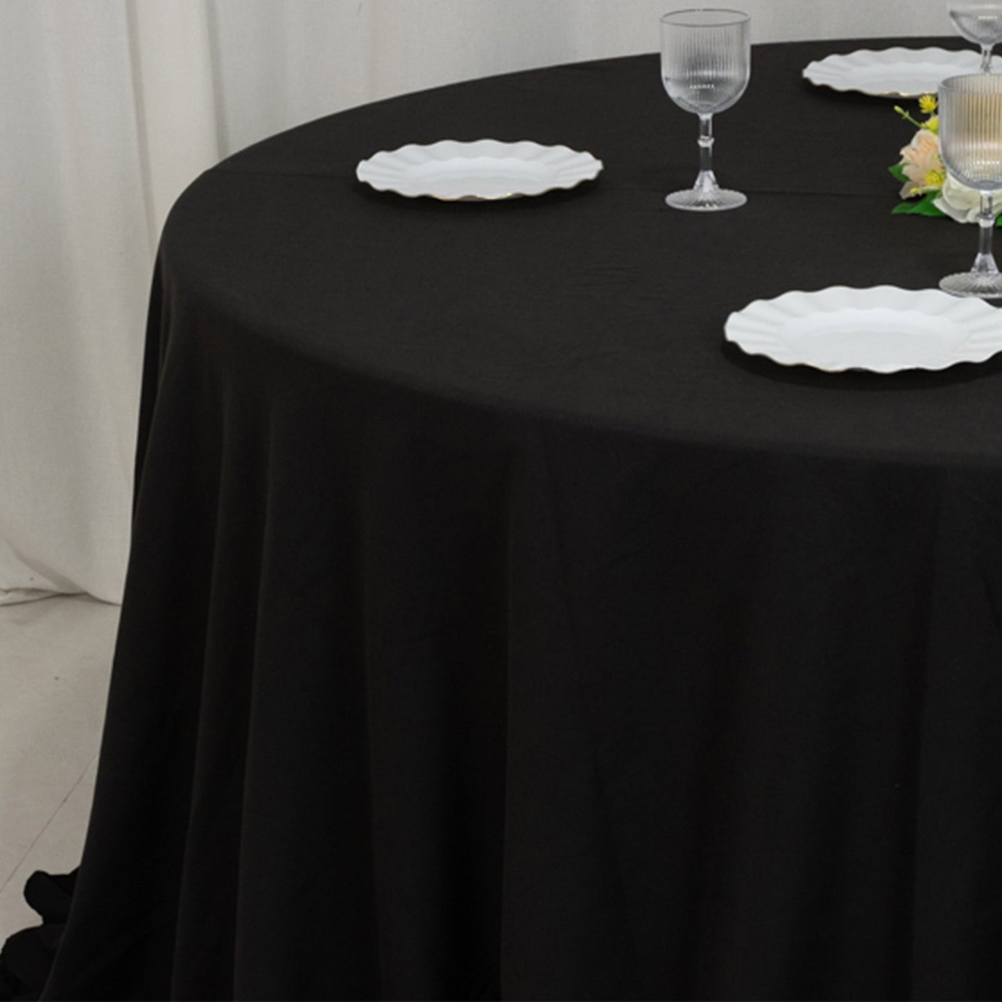 Cotton Blend 132" Round Tablecloth Black - Seamless Wrinkle-Resistant Table Cover