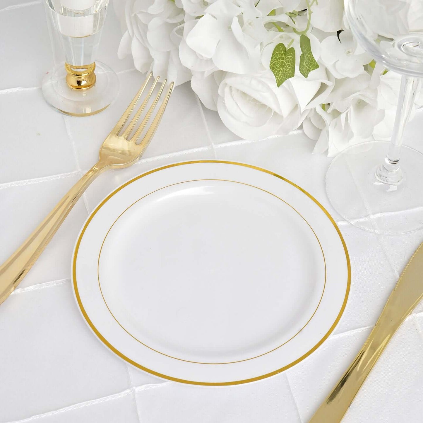 10-Pack Plastic Dessert Plates White with TrÃ¨s Chic Gold Rim - Disposable Plates for Appetizers 6"