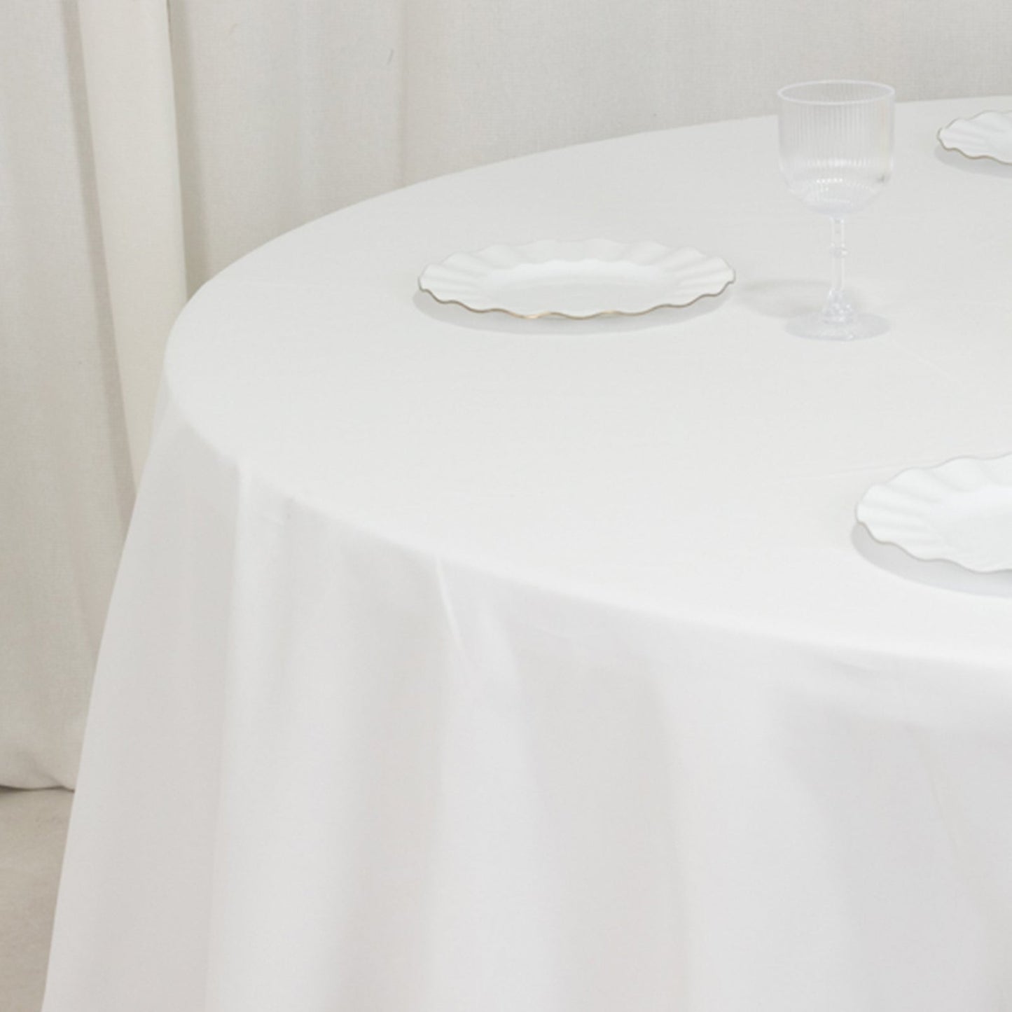 Cotton Blend 120" Round Tablecloth White - Seamless Wrinkle-Resistant Design for Upscale Occasions