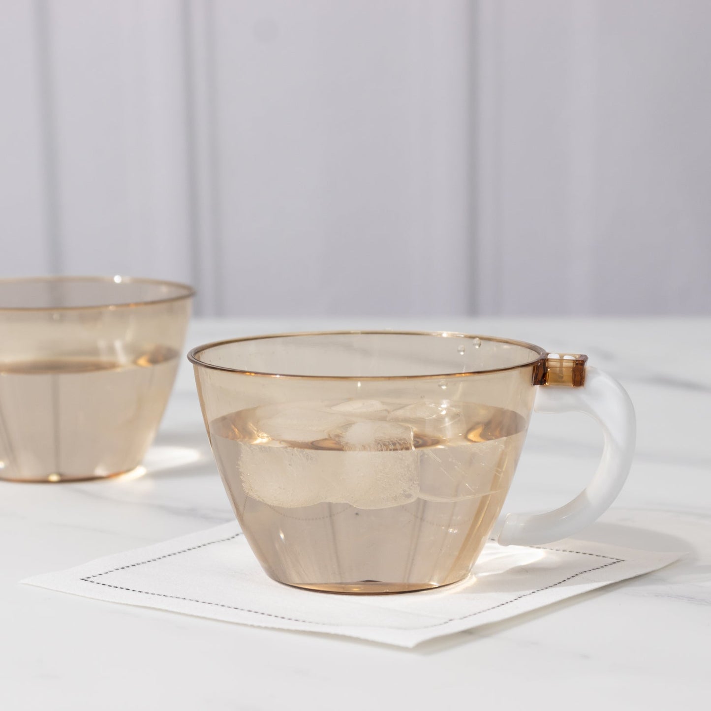 25-Pack Disposable Plastic Coffee Cups with Handles - 6oz Amber Gold Hard Tea Mugs for Hot Beverages