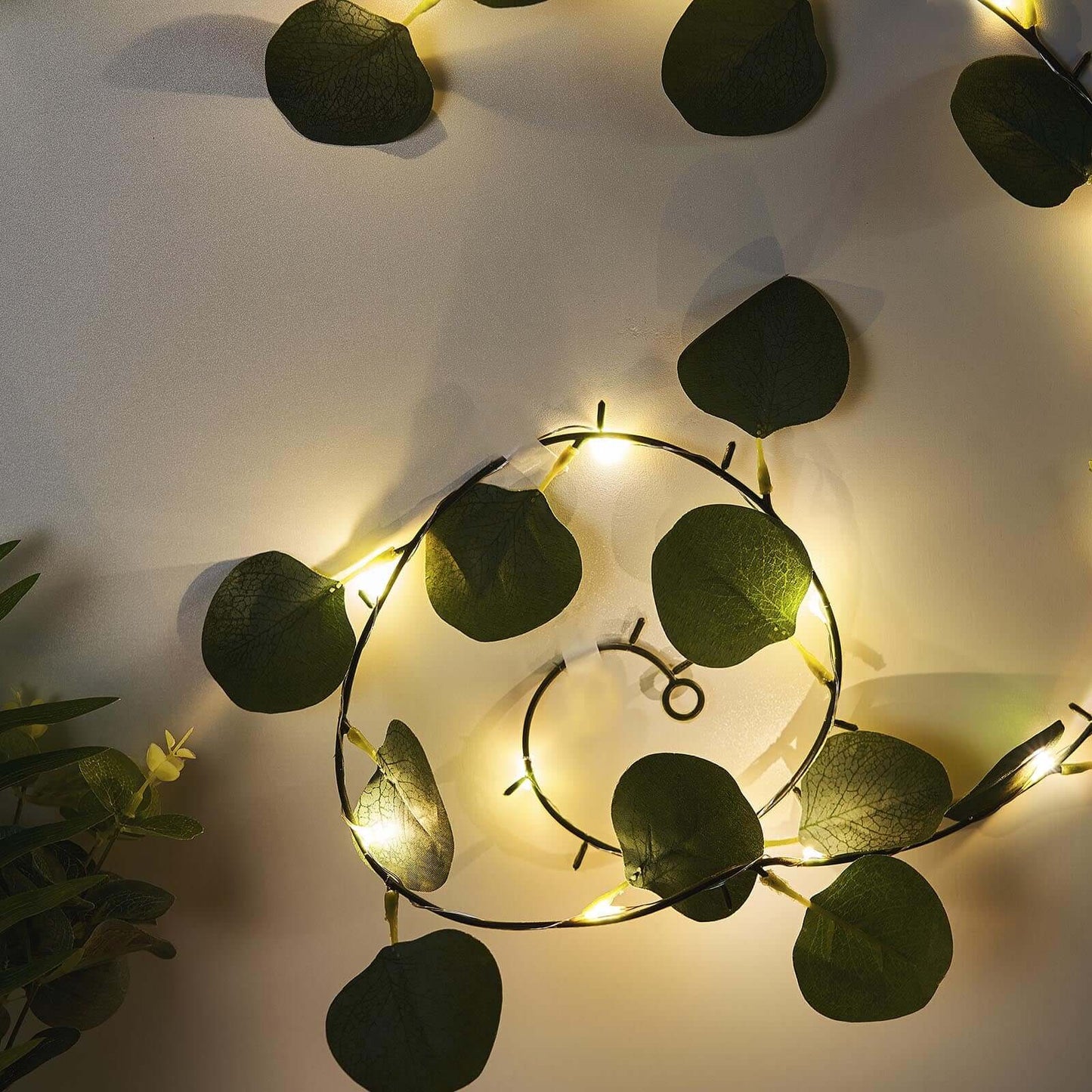 20 LED Vine String Lights Eucalyptus Leaf Design Green Warm White - Battery Operated Home DÃ©cor 7ft