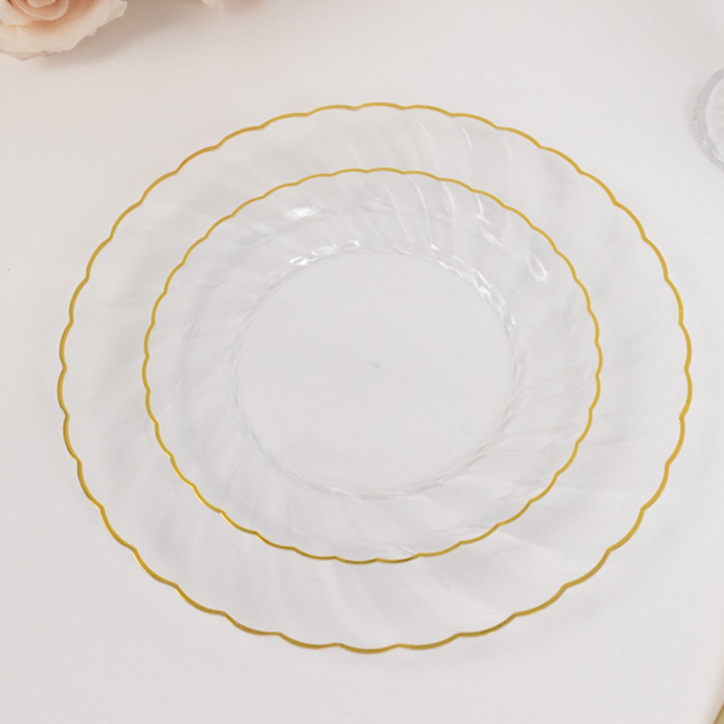 10-Pack Plastic 10" Round Dinner Plates in Clear with Gold Flair Rim - Disposable Party Plates for Upscale Banquets & Special Occasions