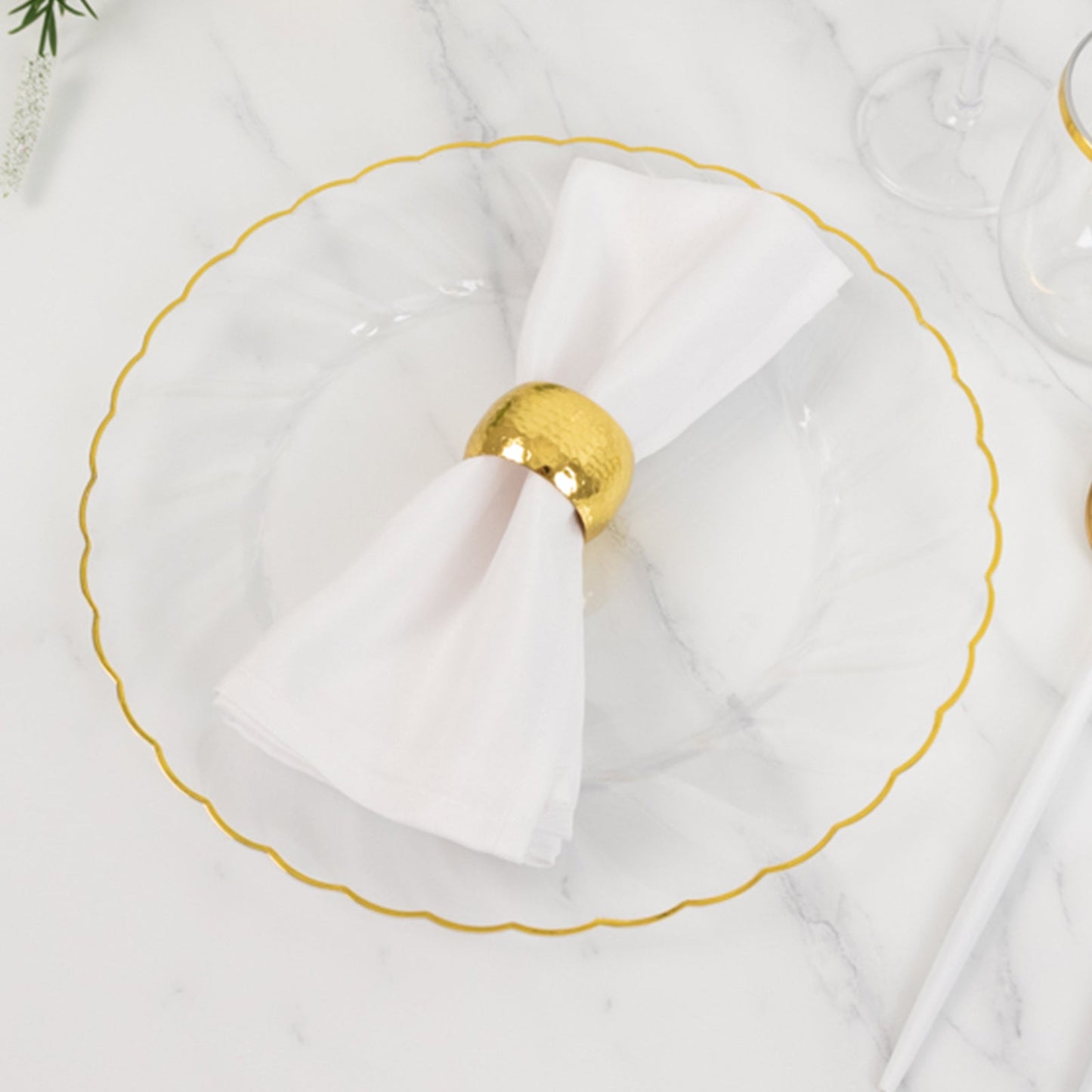 10-Pack Plastic 10" Round Dinner Plates in Clear with Gold Flair Rim - Disposable Party Plates for Upscale Banquets & Special Occasions