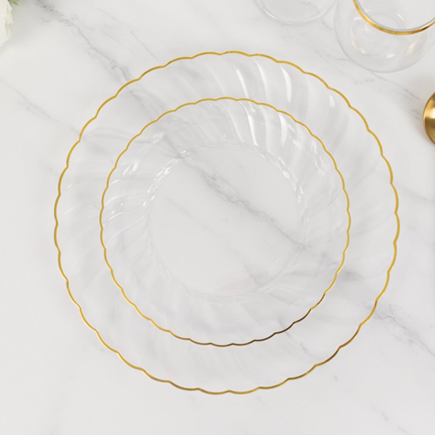 10-Pack Plastic 7.5" Round Salad Dessert Plates in Clear with Gold Flair Rim - Disposable Party Plates for Upscale Banquets & Special Occasions