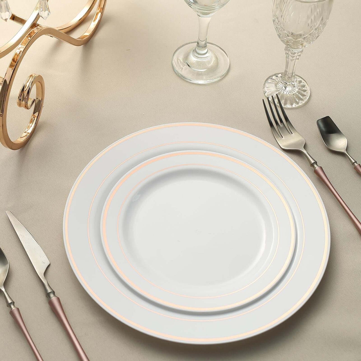10-Pack Plastic Dinner Plates White with TrÃ¨s Chic Rose Gold Rim - Perfect Disposable Party Plates 10"