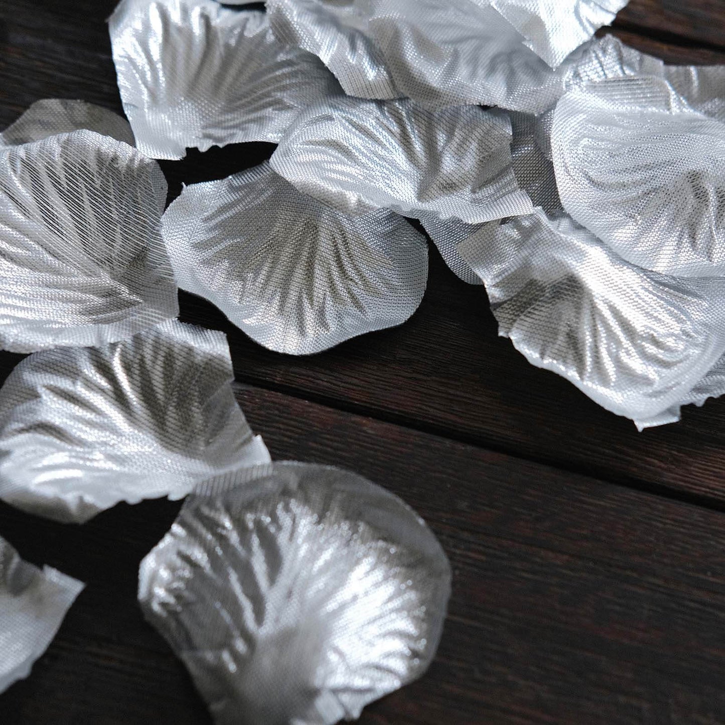 500-Pack Rose Petals Round Design Silver Silk Confetti - Decorative Scatters for Tables and Floors