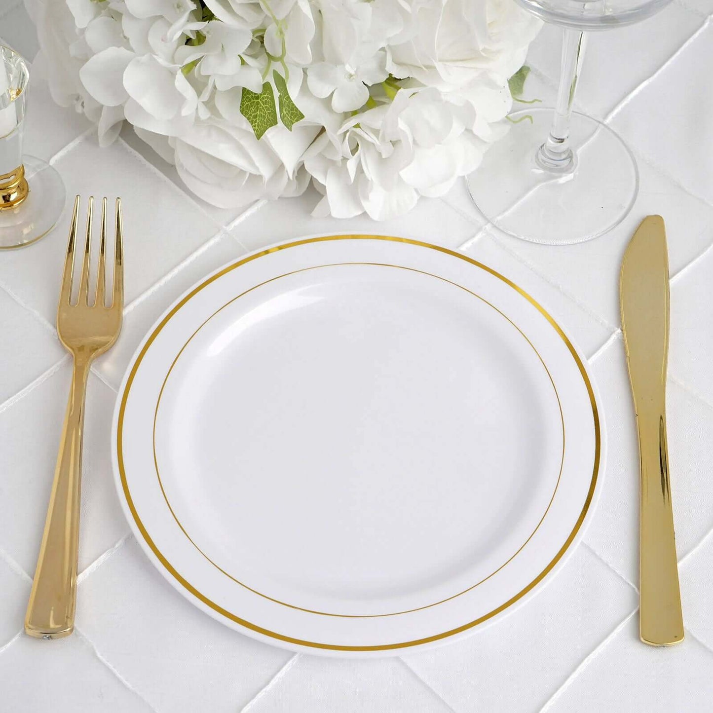 10-Pack Plastic Dessert Plates White with TrÃ¨s Chic Gold Rim - Disposable Plates for Parties 8"