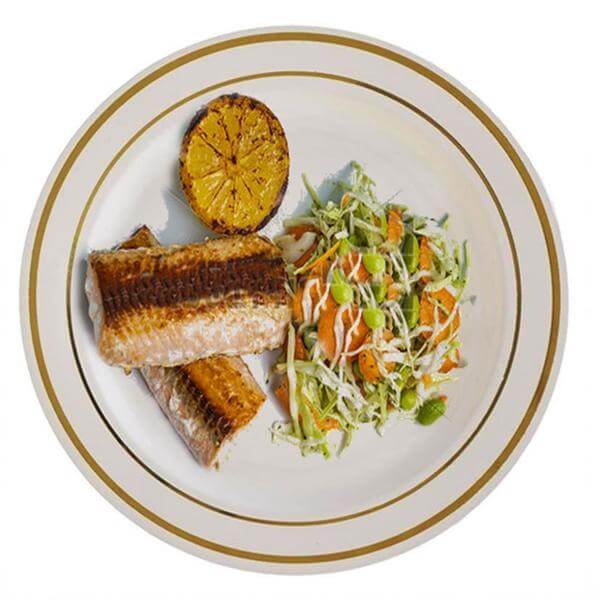 10-Pack Plastic Dinner Plates Ivory with TrÃ¨s Chic Gold Rim - Disposable Party Plates for Gatherings 10"