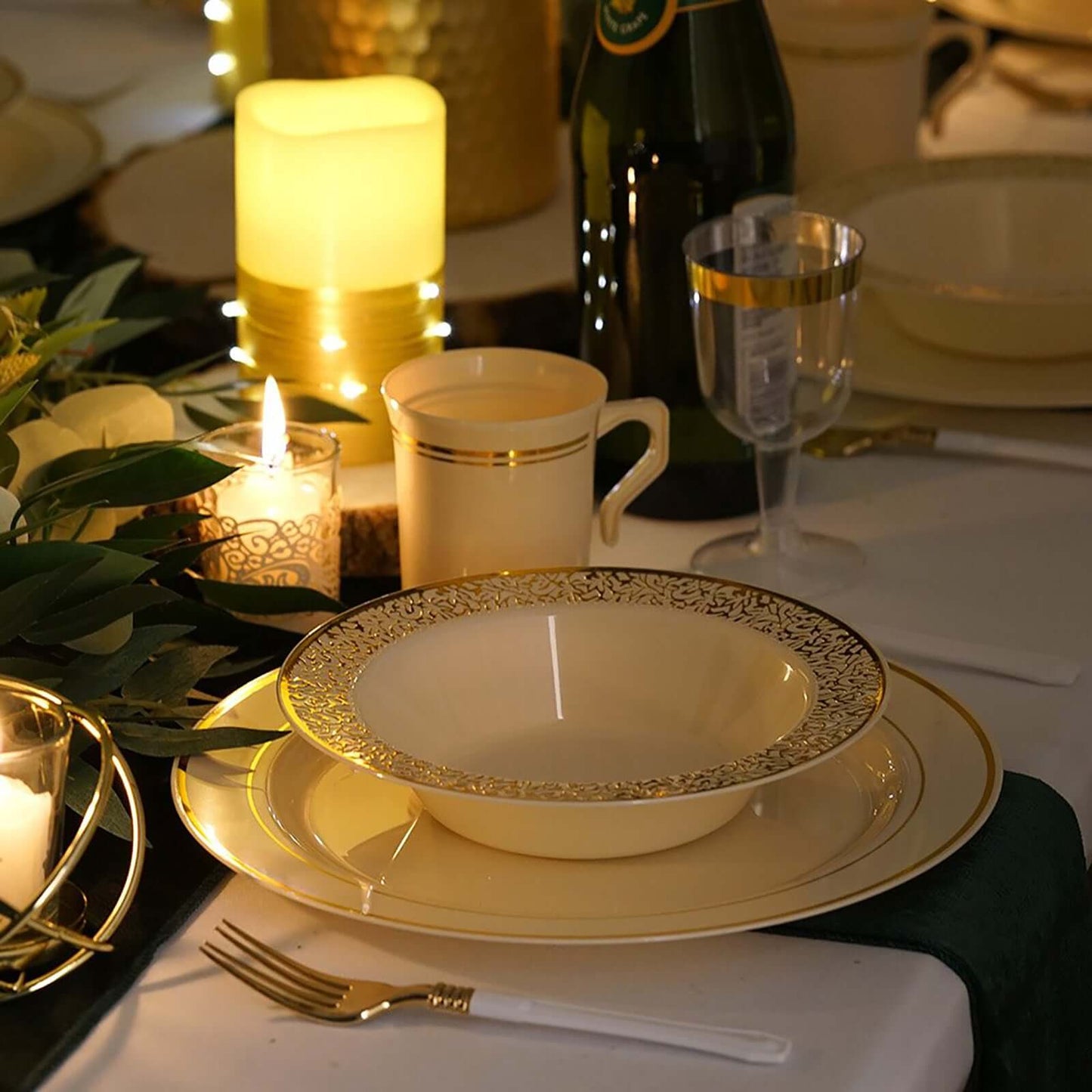 10-Pack Plastic Dinner Plates Ivory with TrÃ¨s Chic Gold Rim - Disposable Party Plates for Gatherings 10"