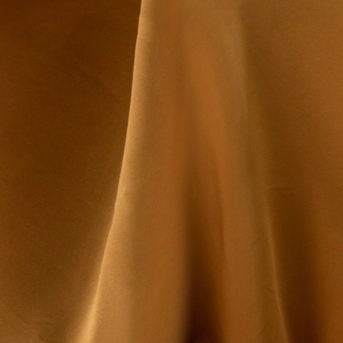 Premium Polyester 132" Round Tablecloth Gold - Seamless 220GSM Wrinkle-Resistant Design for Upscale Occasions