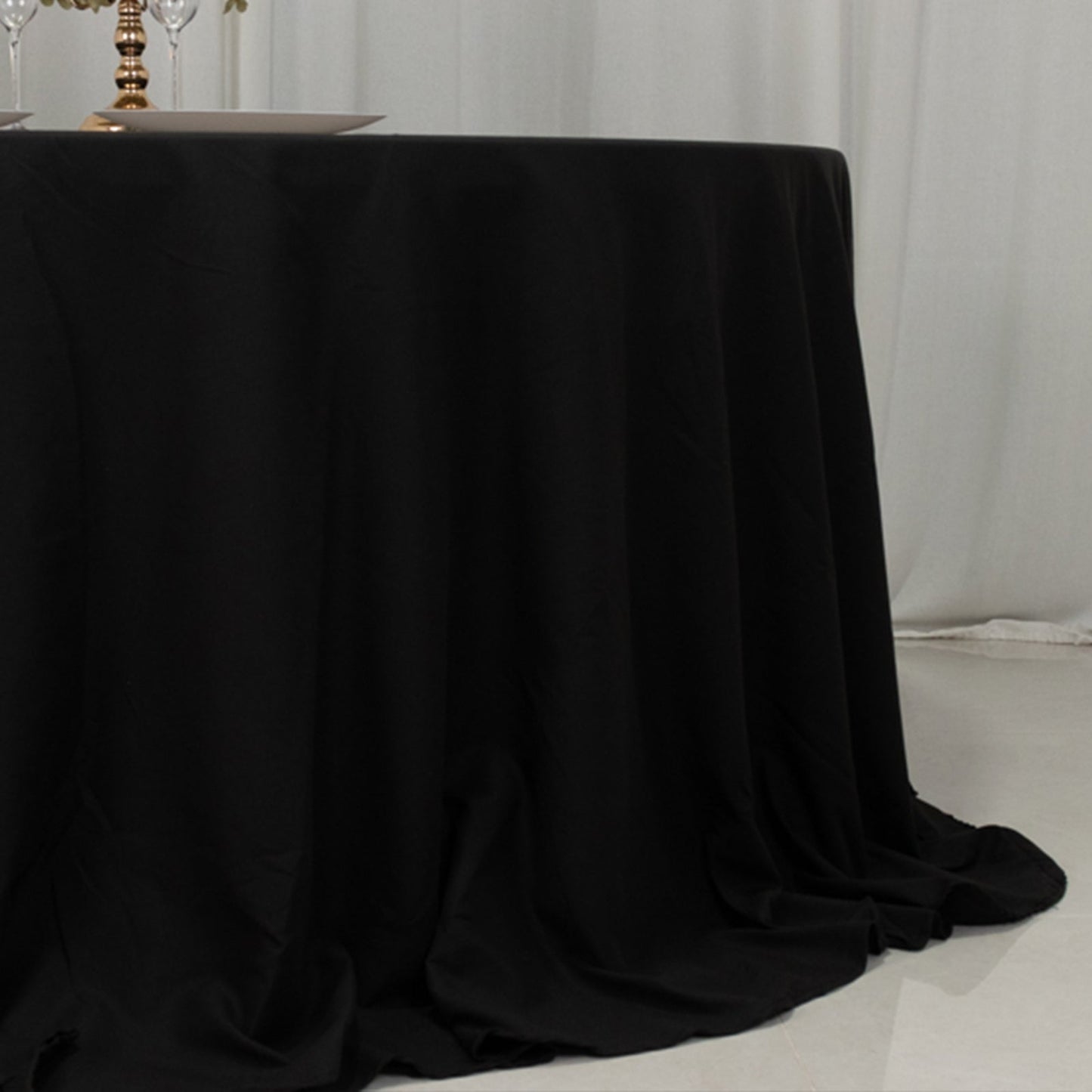 Cotton Blend 132" Round Tablecloth Black - Seamless Wrinkle-Resistant Table Cover