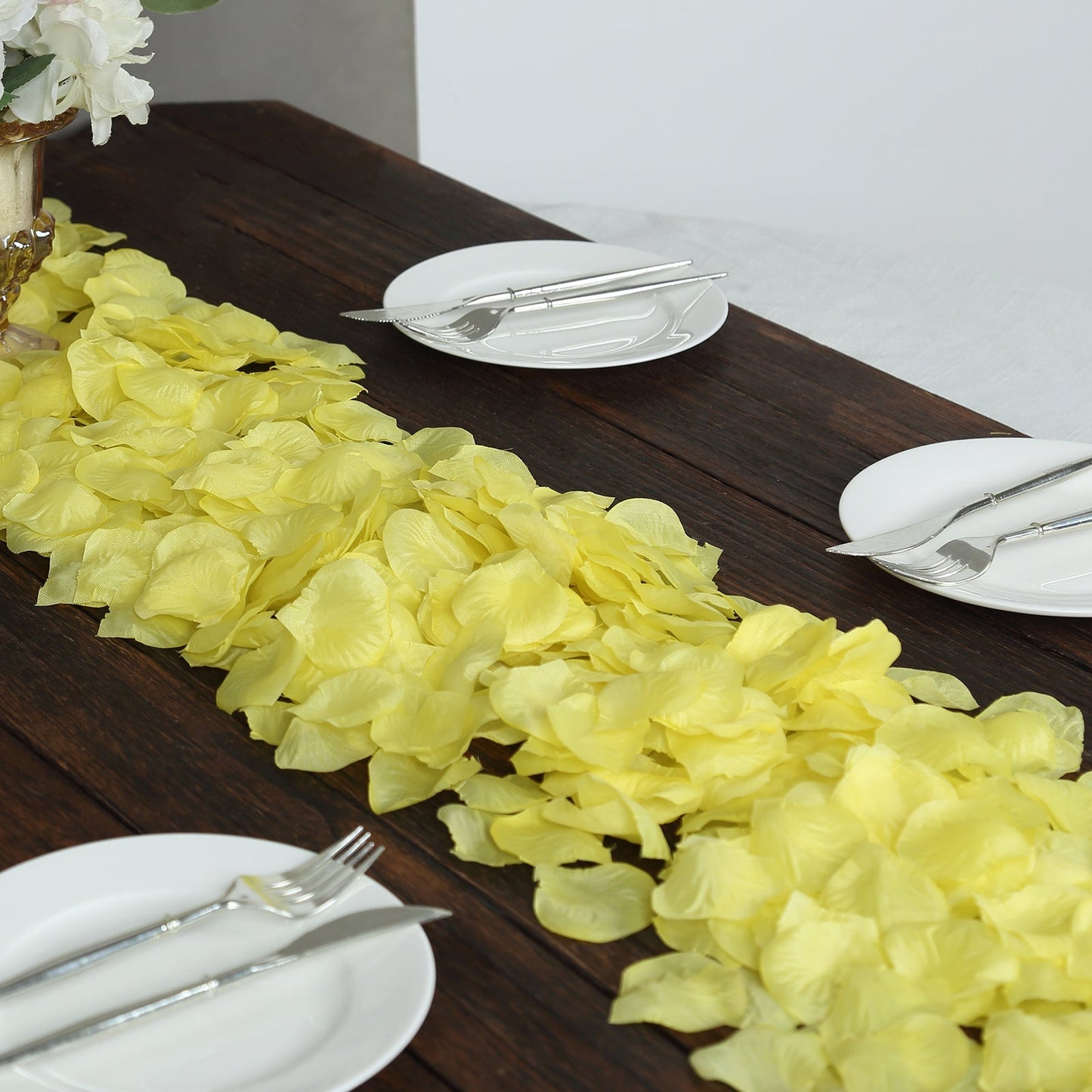 500-Pack Rose Petals Round Design Yellow Silk Confetti - Decorative Scatters for Tables and Floors